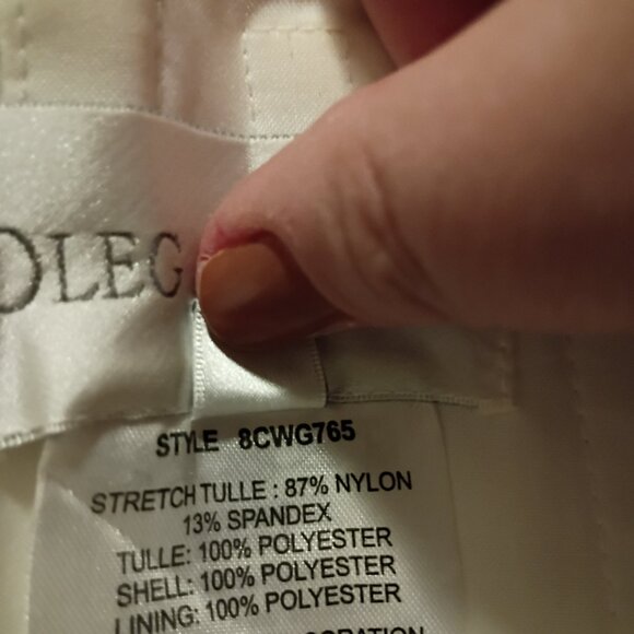 Plus size women's wedding dress - Picture 2 of 4